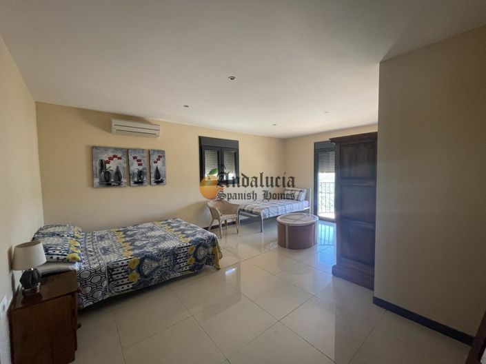 Image No.37-5 Bed Property for sale