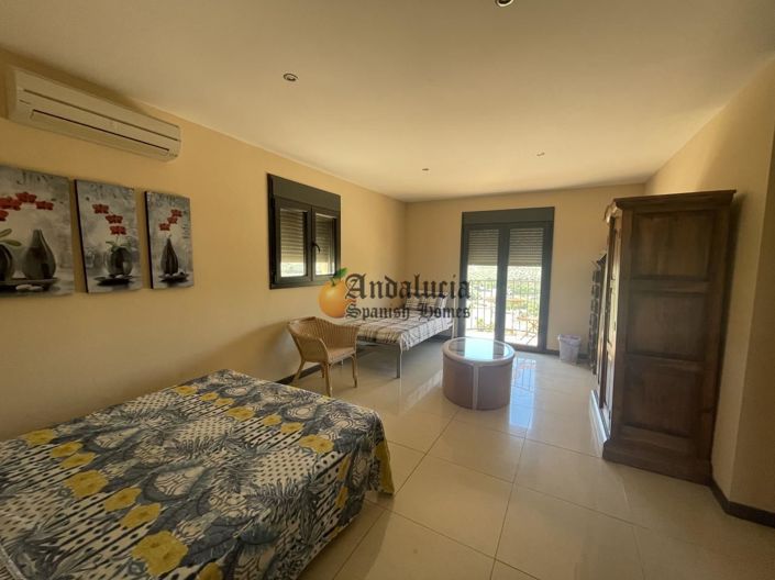 Image No.38-5 Bed Property for sale