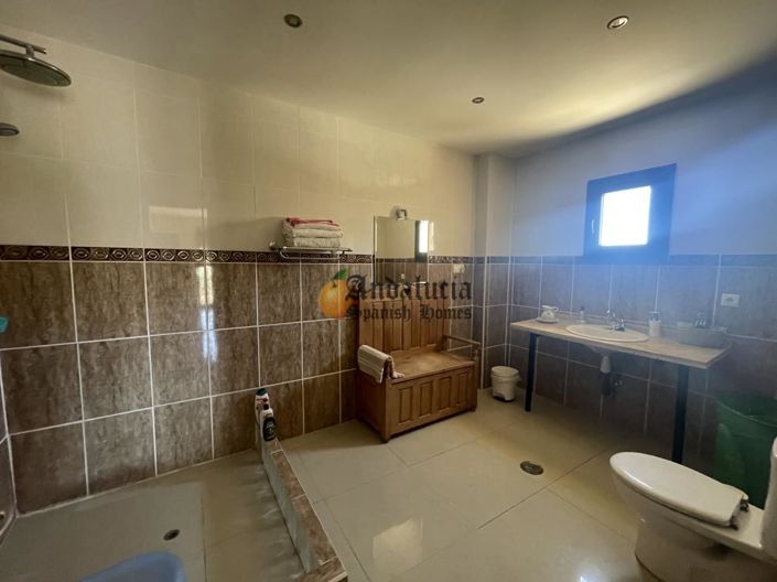 Image No.39-5 Bed Property for sale