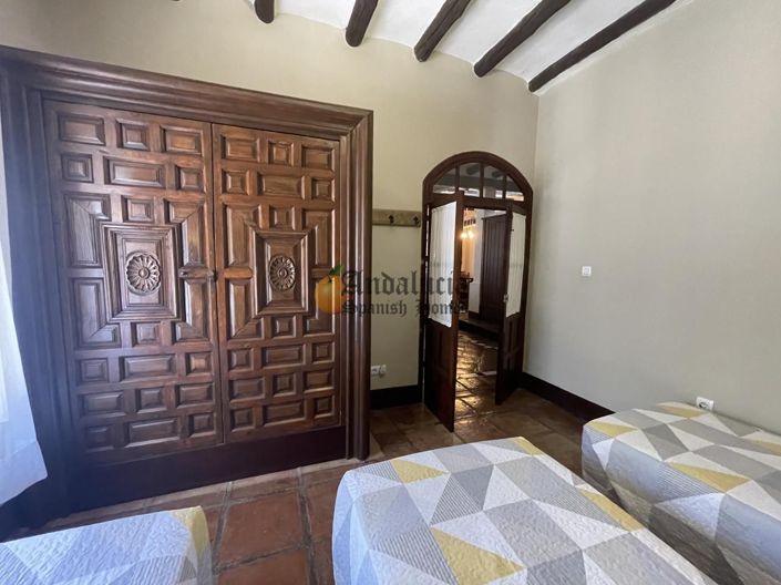 Image No.18-5 Bed Property for sale