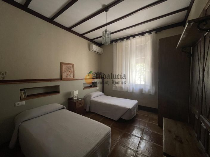 Image No.24-5 Bed Property for sale