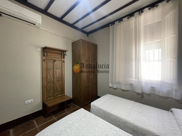 Image No.26-5 Bed Property for sale