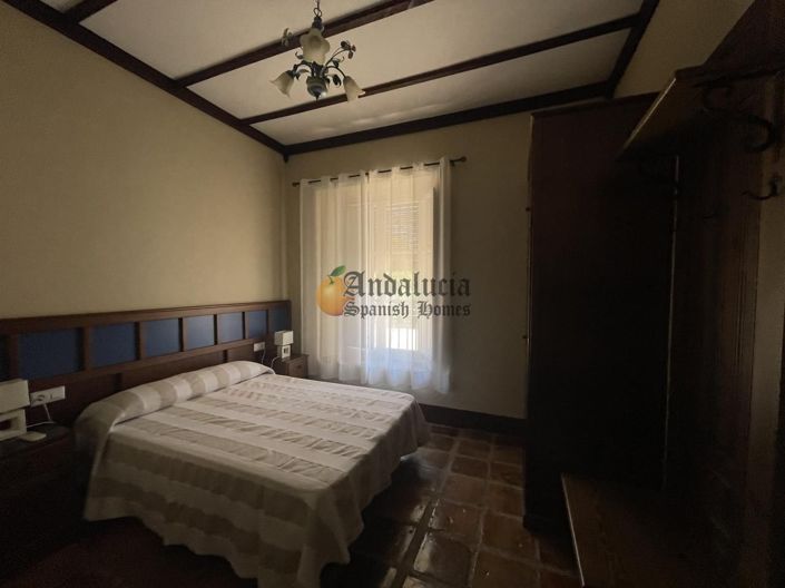 Image No.28-5 Bed Property for sale