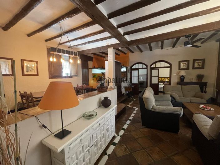 Image No.10-5 Bed Property for sale