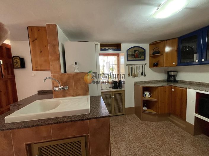 Image No.11-7 Bed Property for sale