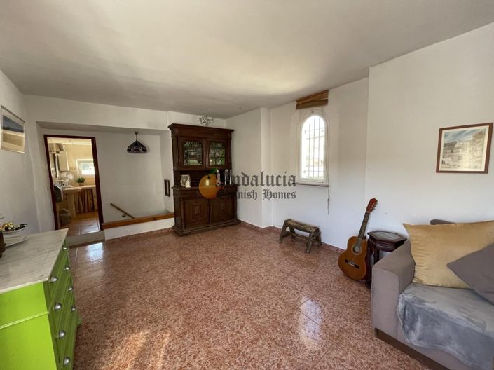 Image No.15-7 Bed Property for sale