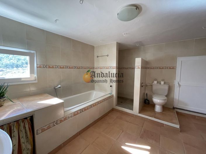 Image No.17-7 Bed Property for sale