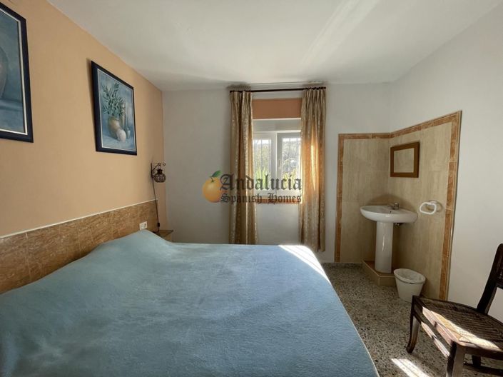 Image No.25-7 Bed Property for sale