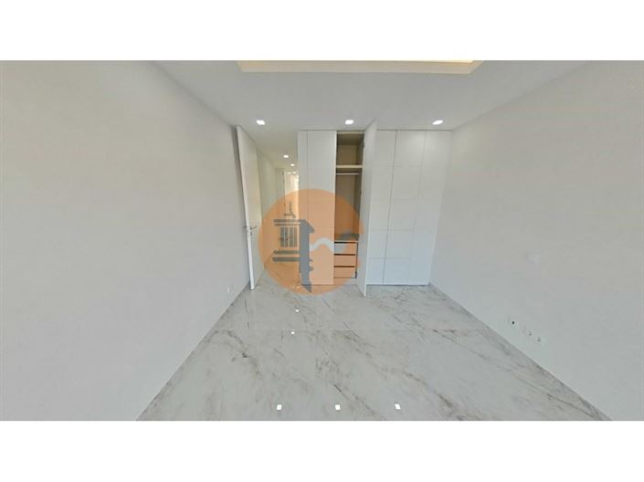 Image No.21-3 Bed Apartment for sale