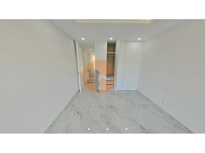 Image No.21-3 Bed Apartment for sale