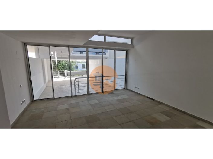 Image No.5-2 Bed House for sale