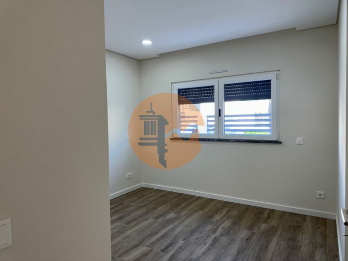 Image No.17-4 Bed House for sale