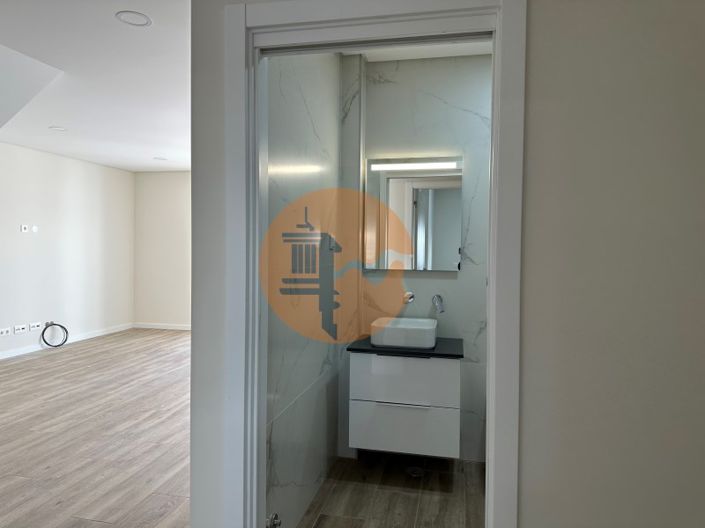 Image No.19-4 Bed House for sale