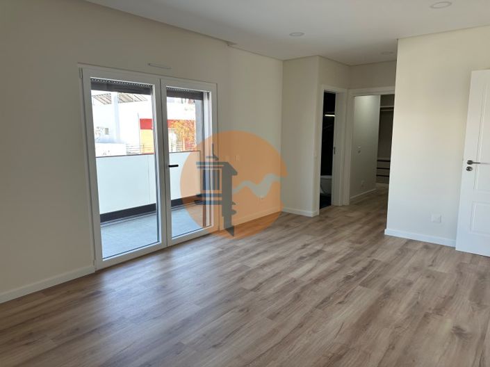 Image No.26-4 Bed House for sale