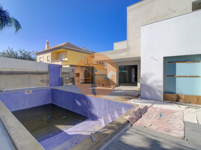 Image No.3-4 Bed House for sale