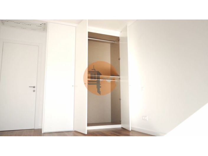 Image No.14-3 Bed House for sale