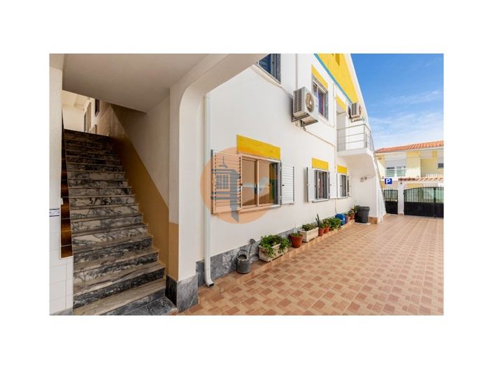 Image No.5-12 Bed House for sale