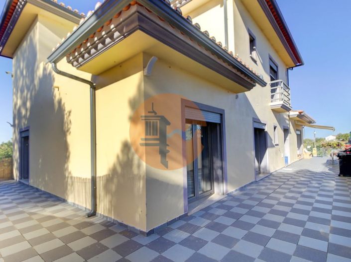 Image No.2-4 Bed House for sale