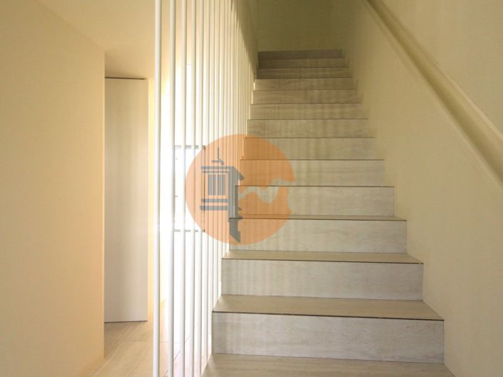 Image No.19-4 Bed House for sale