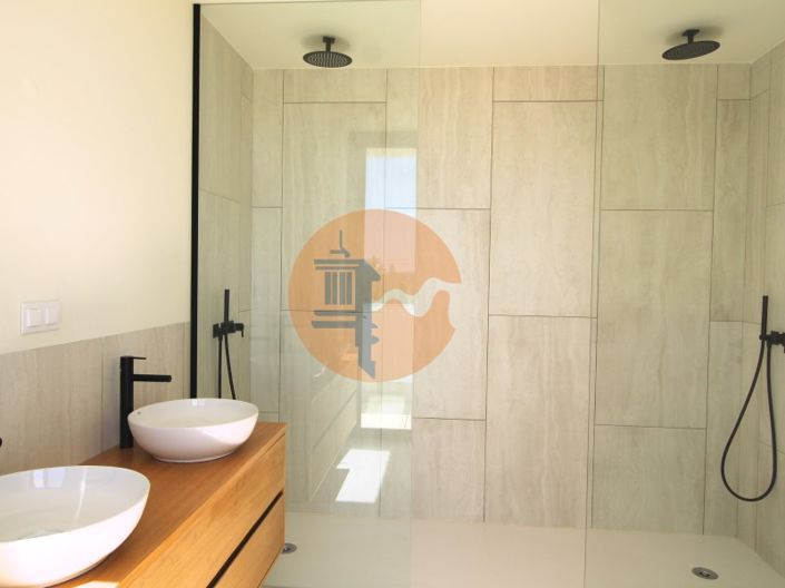 Image No.27-4 Bed House for sale