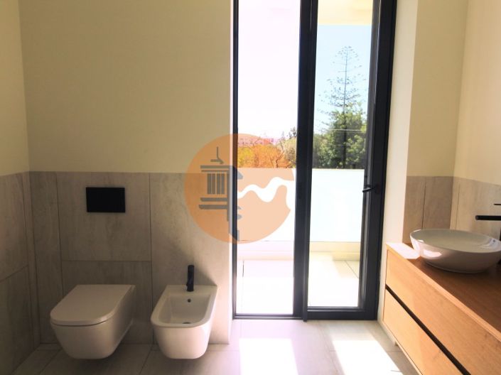 Image No.29-4 Bed House for sale