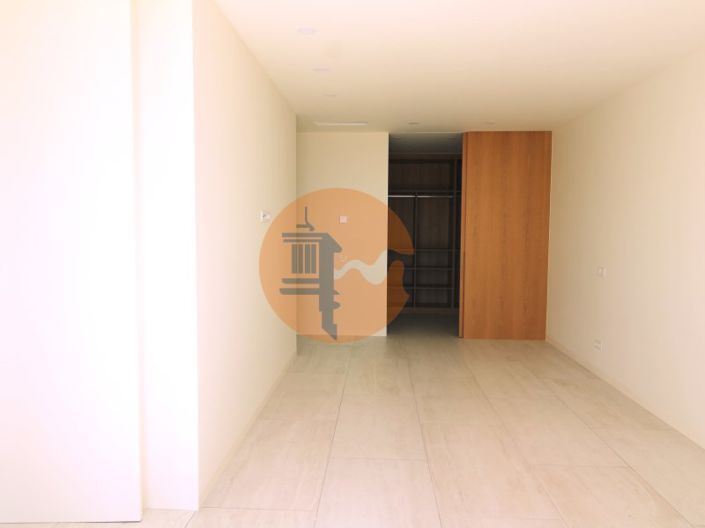 Image No.30-4 Bed House for sale