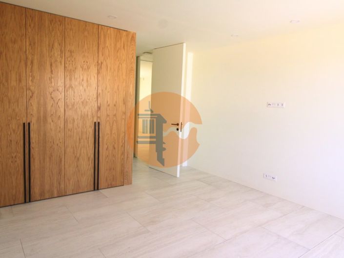 Image No.36-4 Bed House for sale