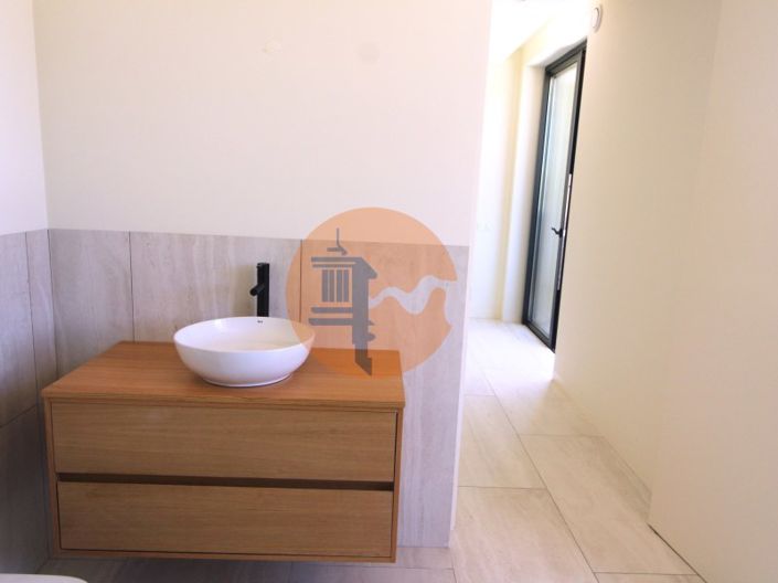 Image No.42-4 Bed House for sale