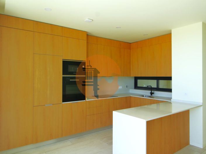 Image No.1-4 Bed House for sale