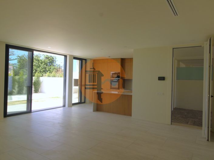 Image No.7-4 Bed House for sale