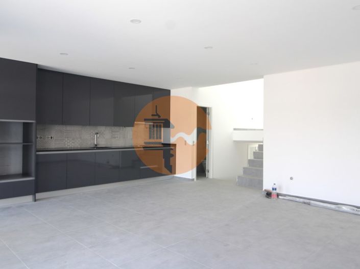 Image No.10-3 Bed House for sale