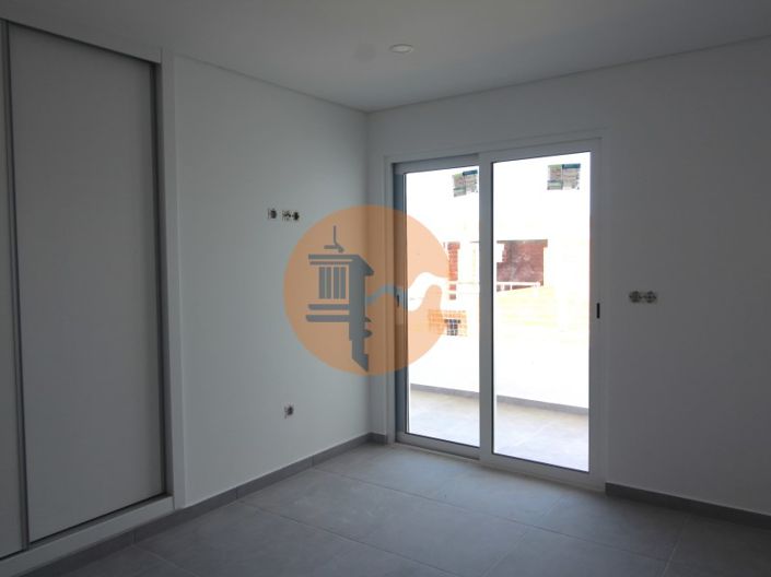 Image No.26-3 Bed House for sale