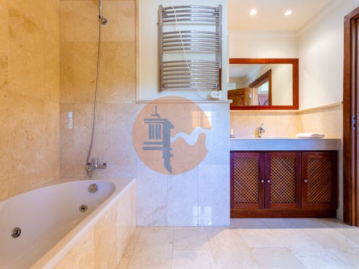 Image No.19-5 Bed House for sale