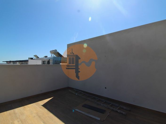 Image No.7-4 Bed House for sale