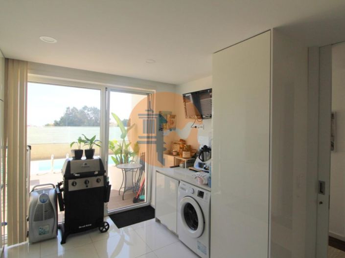 Image No.16-4 Bed House for sale