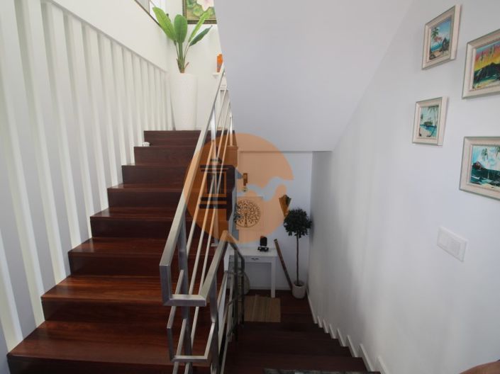 Image No.25-4 Bed House for sale