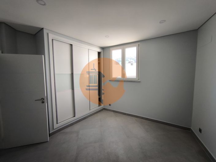 Image No.19-5 Bed House for sale