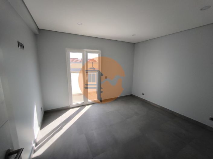 Image No.34-5 Bed House for sale