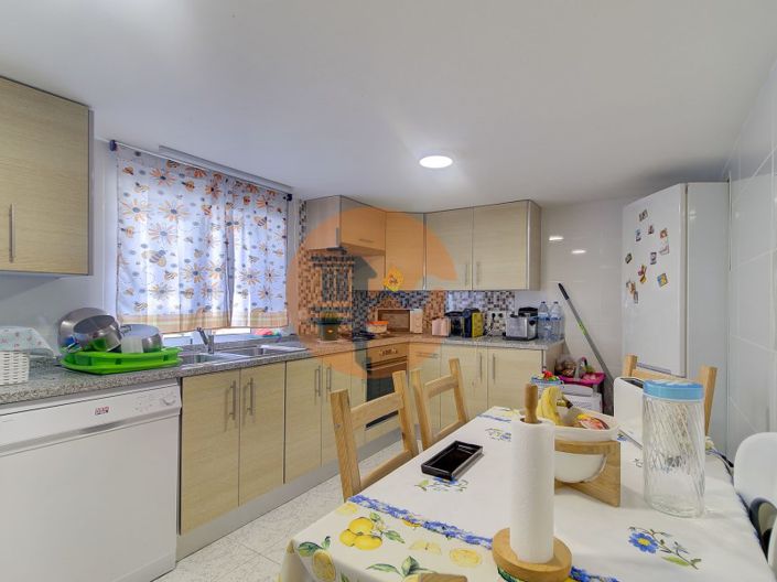 Image No.35-2 Bed Commercial for sale