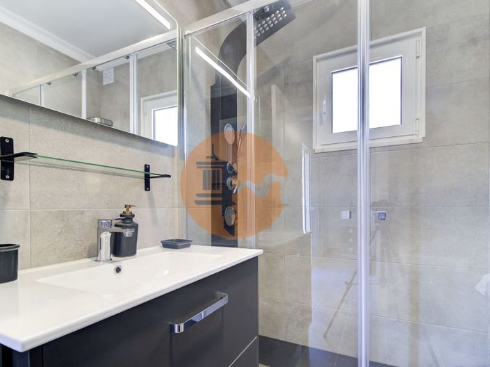 Image No.27-4 Bed House for sale