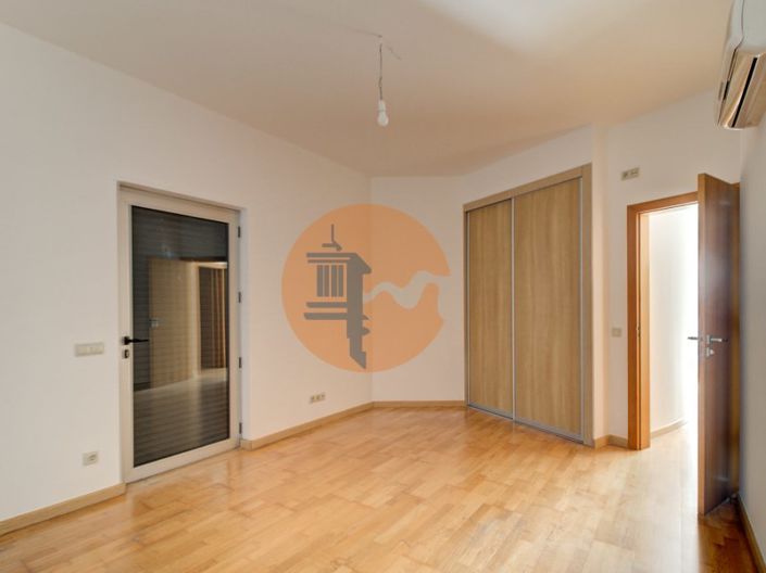 Image No.29-4 Bed House for sale