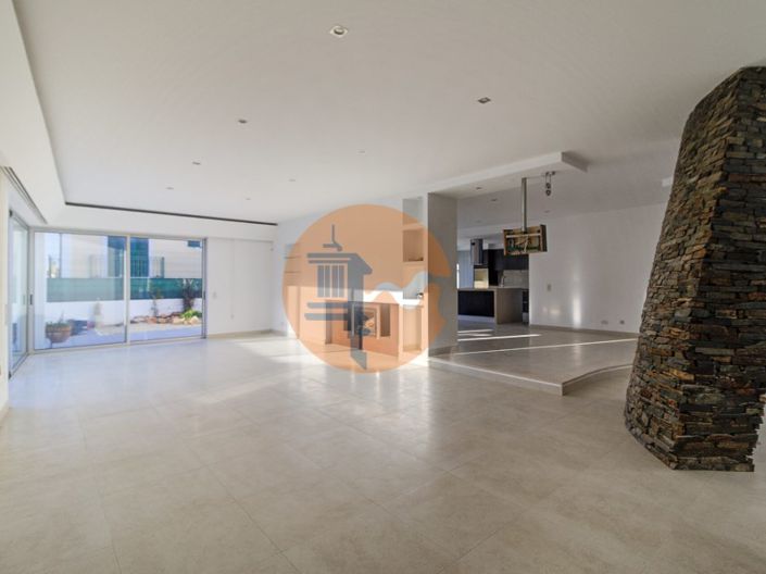 Image No.8-4 Bed House for sale