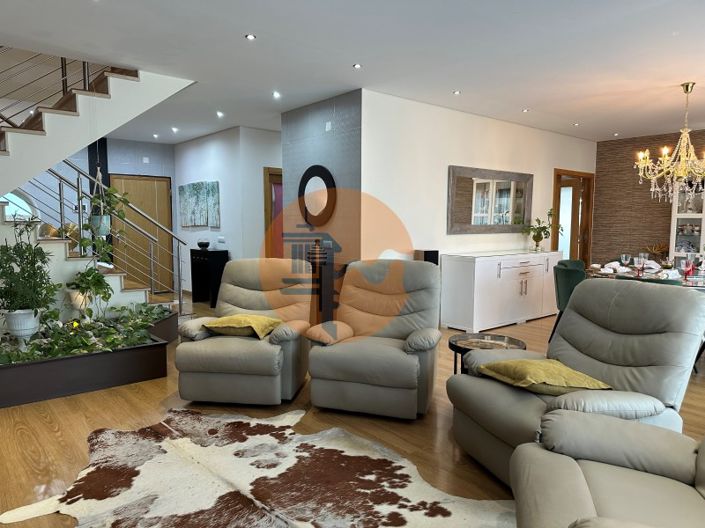 Image No.7-5 Bed House for sale