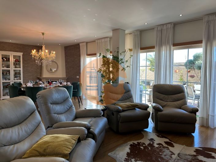 Image No.18-5 Bed House for sale