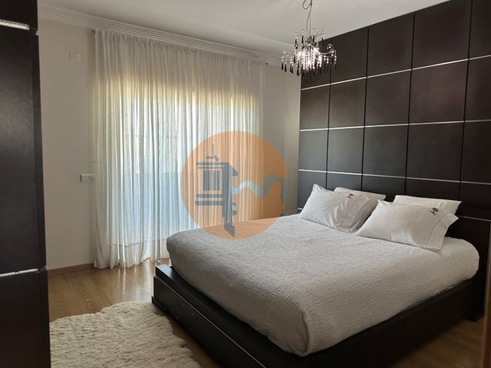 Image No.8-5 Bed House for sale