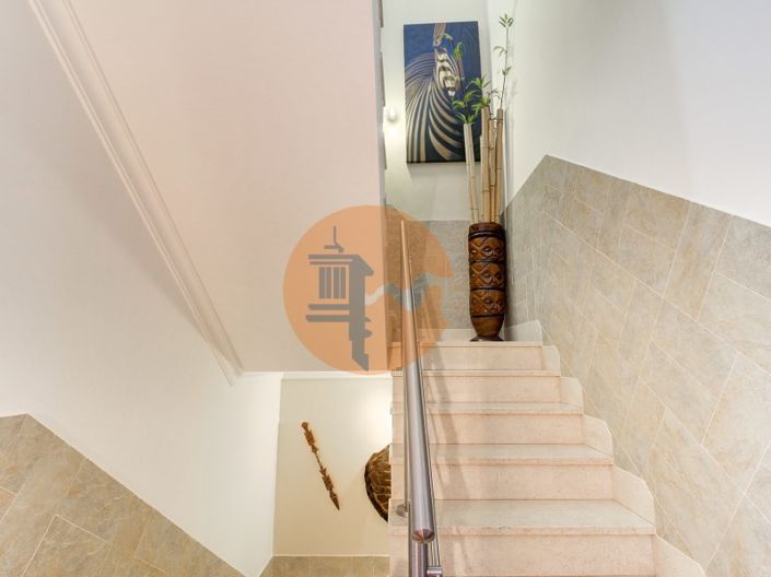 Image No.6-4 Bed House for sale