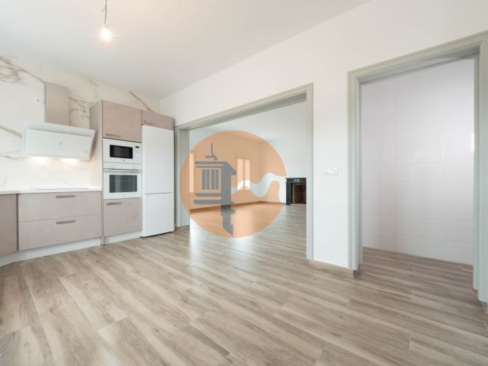 Image No.1-4 Bed House for sale