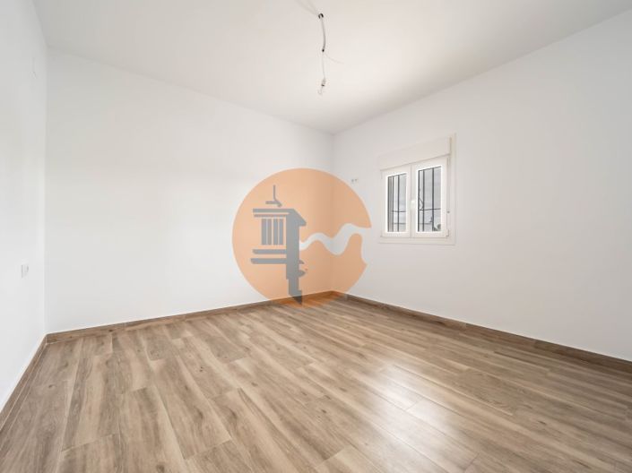 Image No.12-4 Bed House for sale