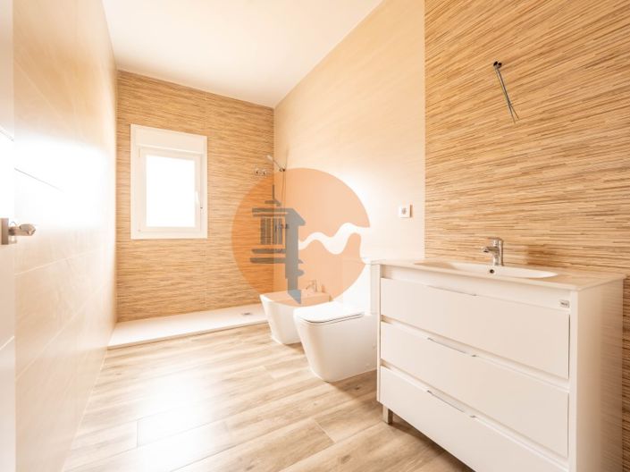 Image No.17-4 Bed House for sale