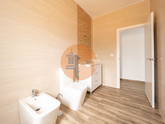 Image No.18-4 Bed House for sale